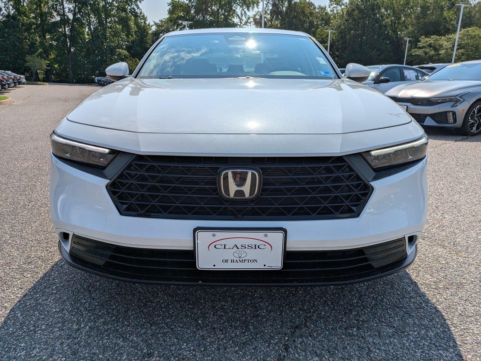 Used 2023 Platinum White Pearl Honda EX image 9