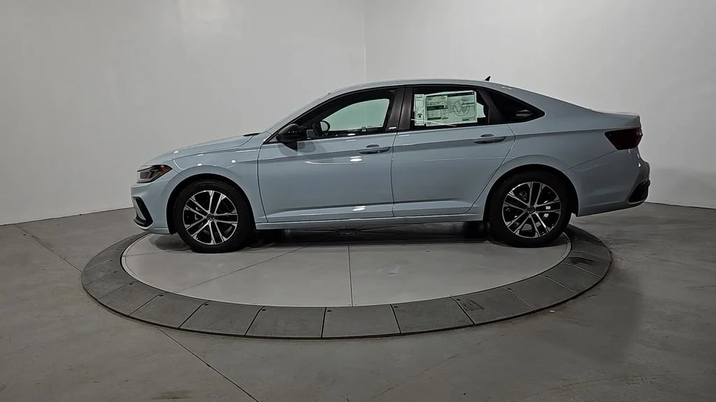 2026 Volkswagen Jetta Sport - Photo 2