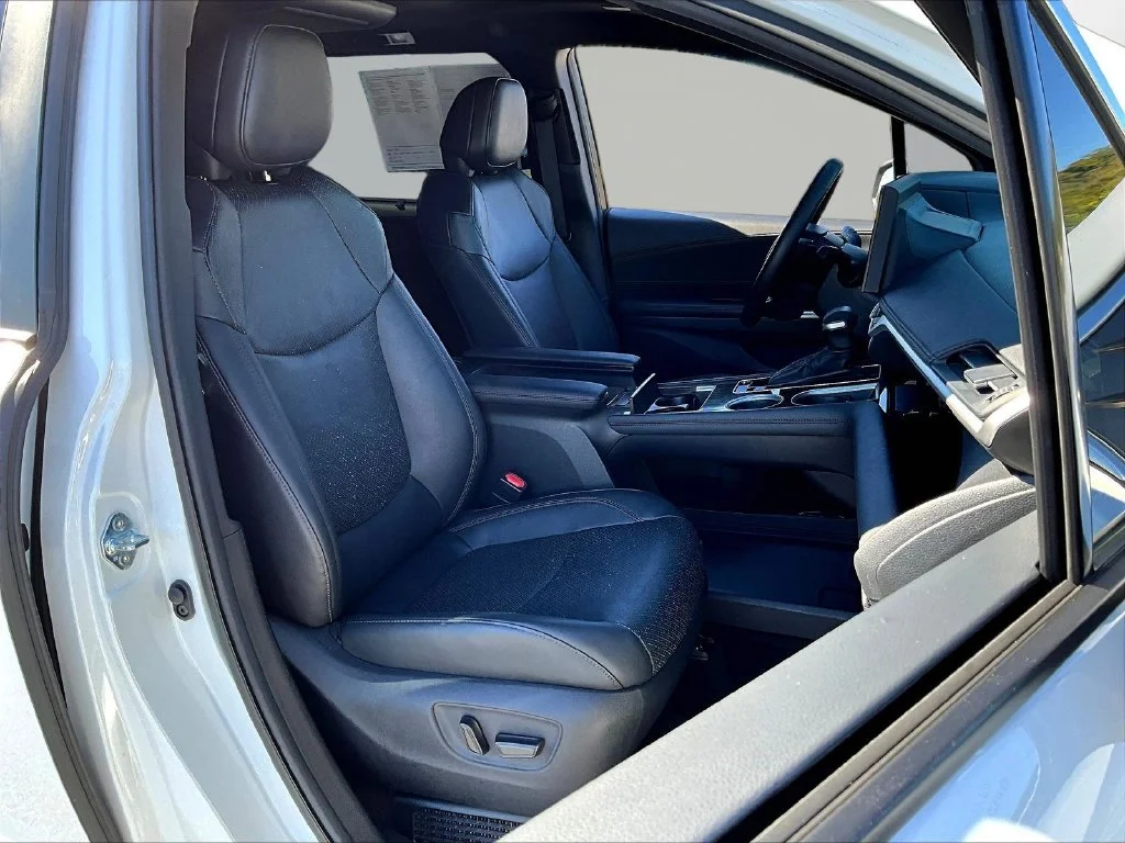 Used 2025 Wind Chill Pearl Toyota Platinum image 37