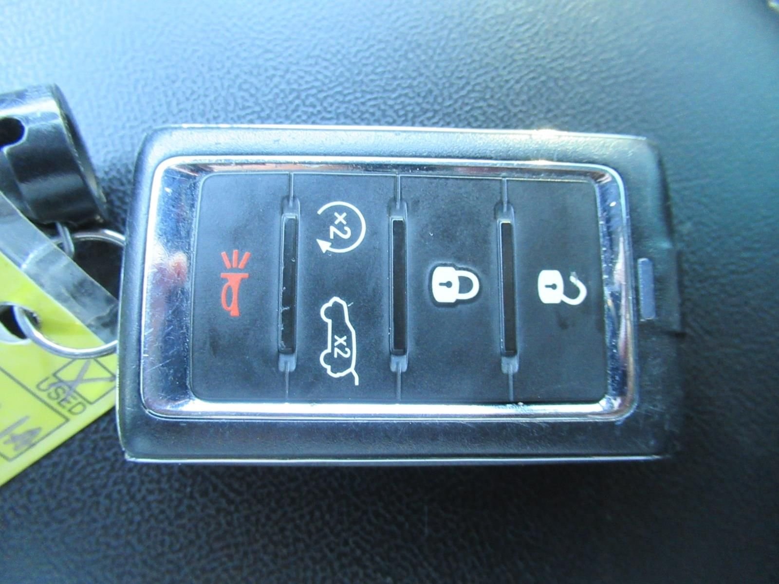 Used 2023  Jeep Limited image 34