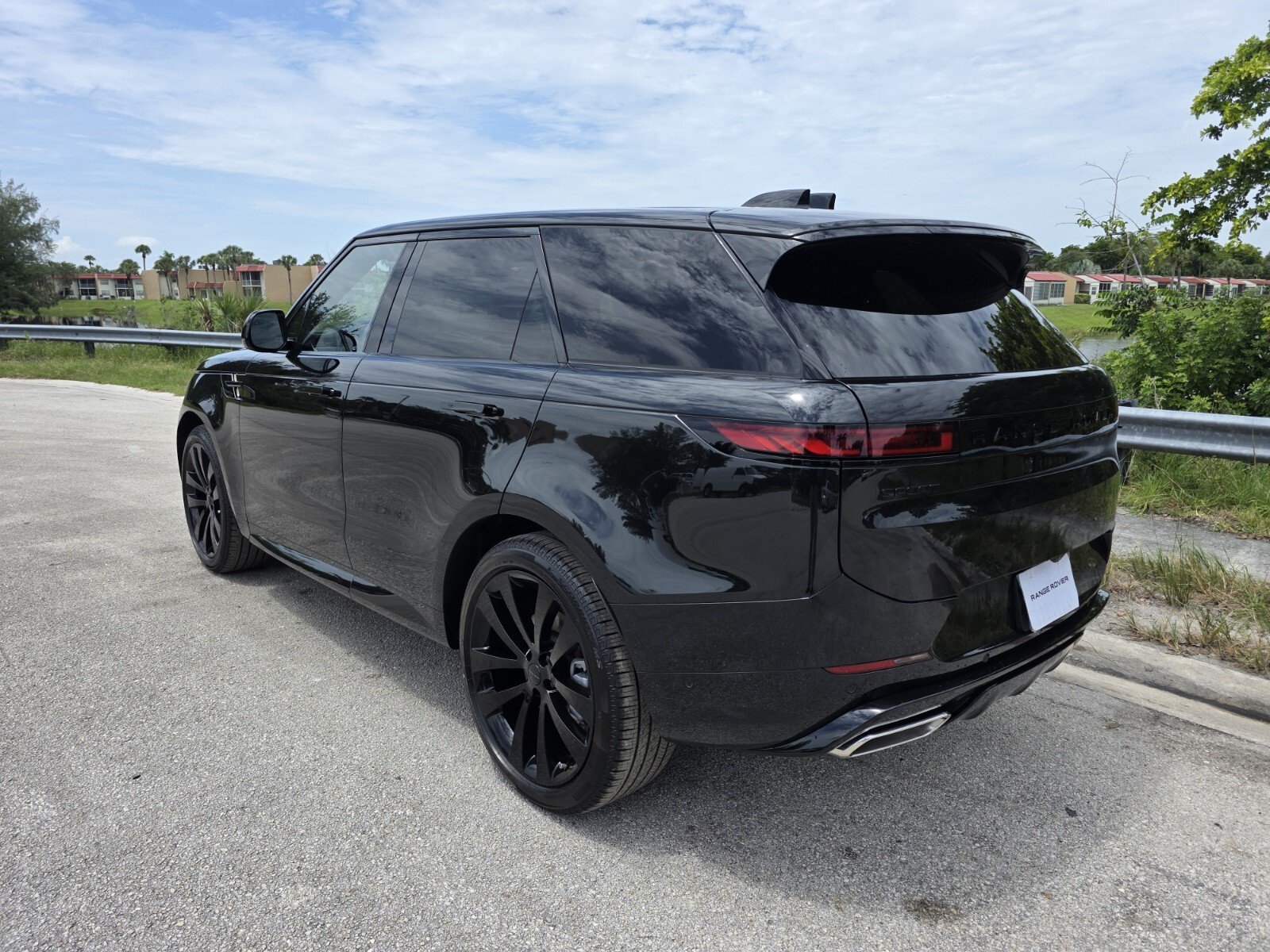 New 2026 Santorini Black Land Rover P400 Dynamic SE image 2