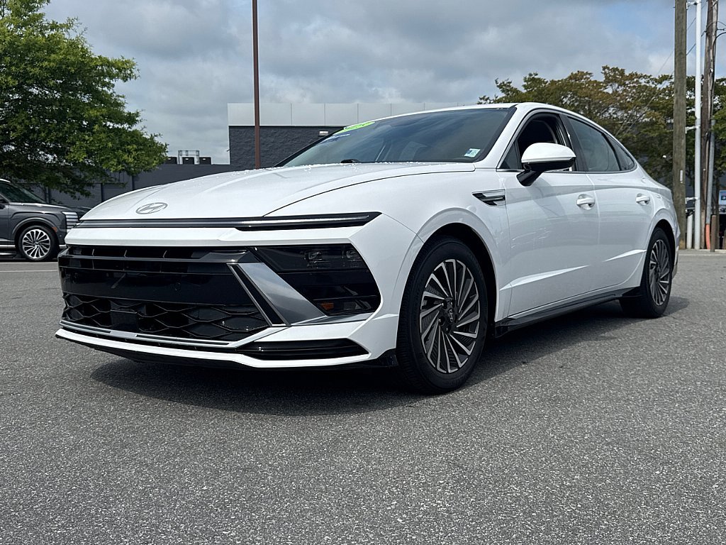 Used 2025 Serenity White Hyundai SEL image 1