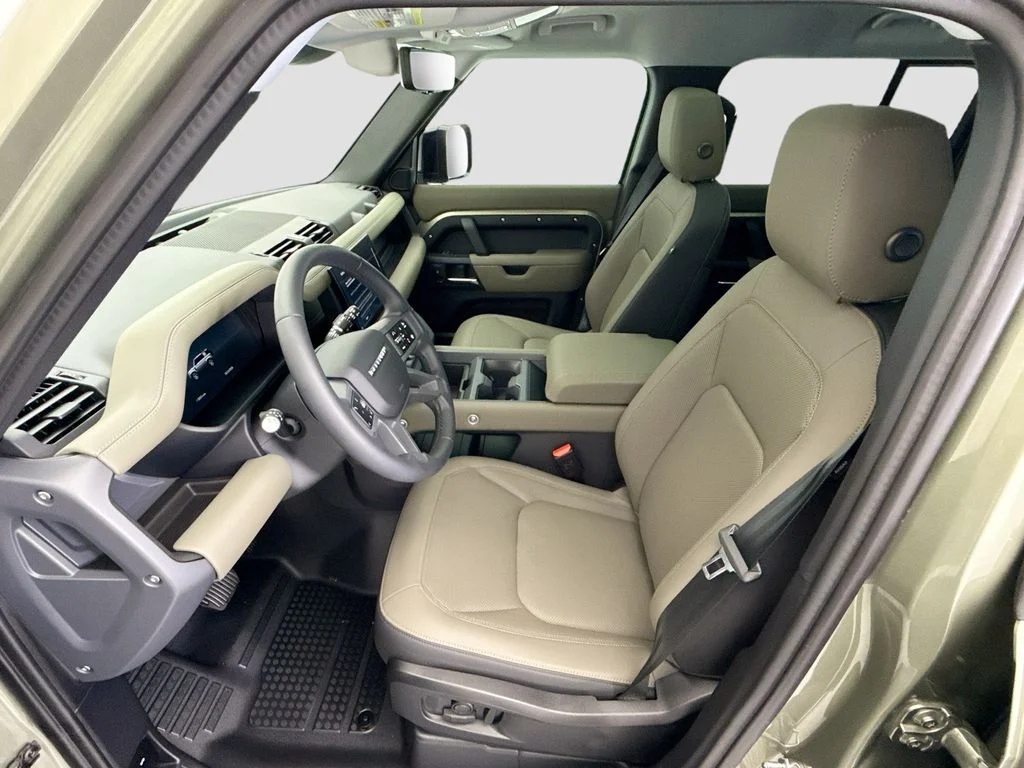 Used 2025 Pangea Green Metallic Land Rover S image 18