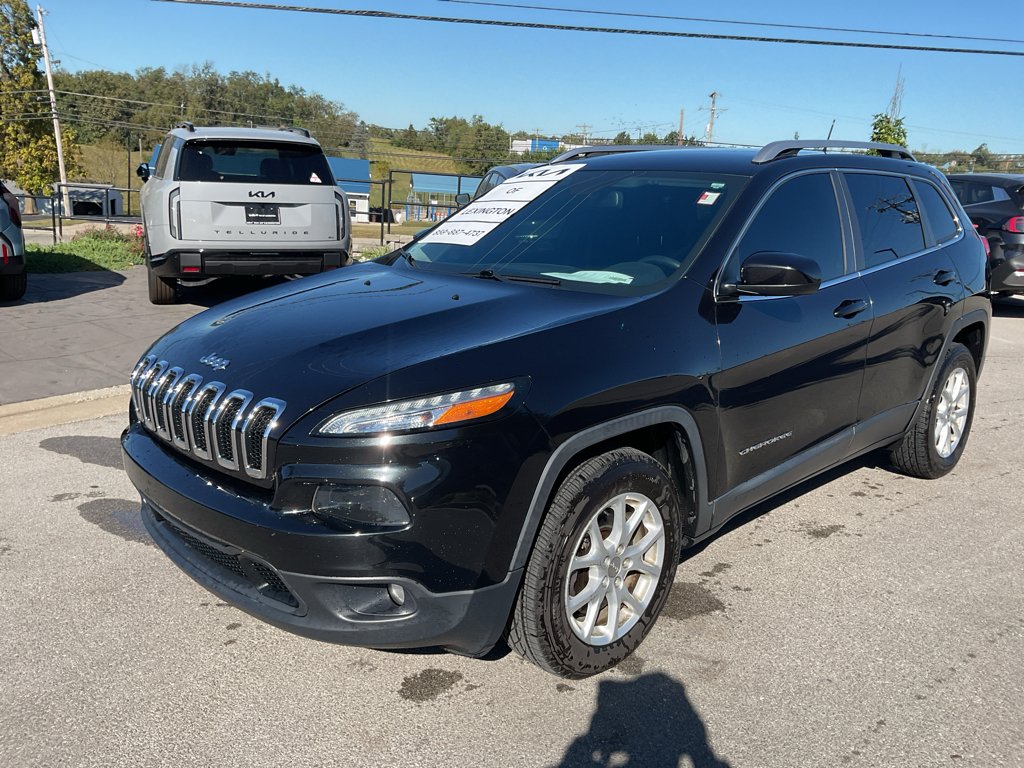 Used 2015 Brilliant Black Crystal Pearlcoat Jeep Latitude image 4