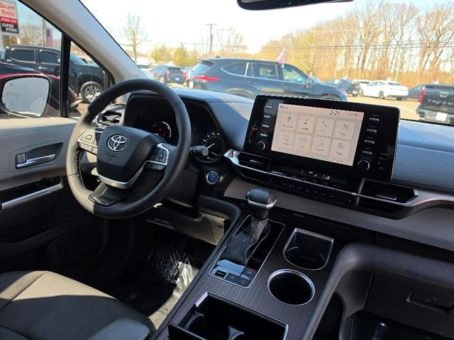 2023 Toyota Sienna XLE - Photo 13