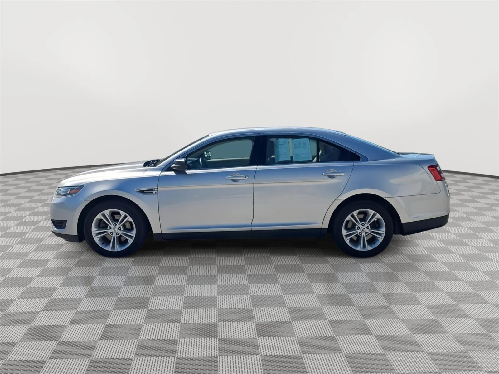 Used 2018  Ford SE FWD image 4