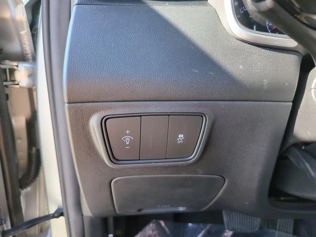 Used 2023 Silver Hyundai SE image 23
