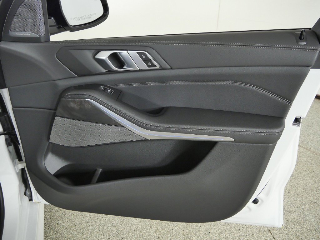 New 2026 Mineral White Metallic BMW xDrive50e image 19