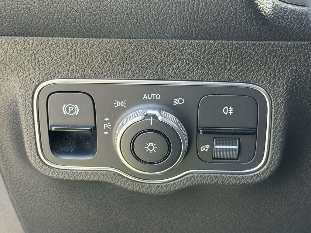 Used 2020 Gray Mercedes-Benz GLB 250 image 27