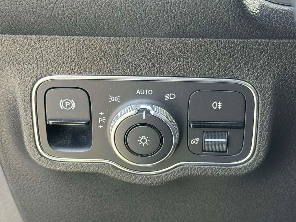 Used 2020 Gray Mercedes-Benz GLB 250 image 27