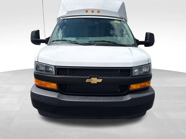 New 2026 Summit White Chevrolet 1WT image 9