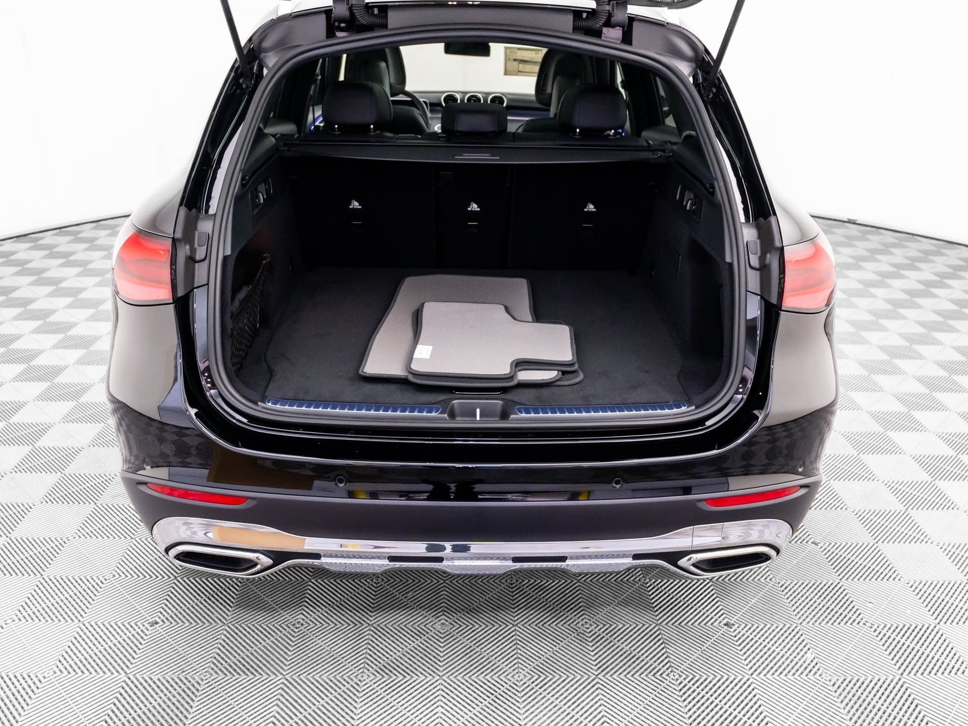 New 2026 Black Mercedes-Benz GLC 300 image 29