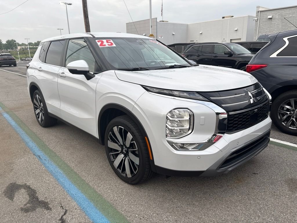 Used 2025  Mitsubishi SE image 1