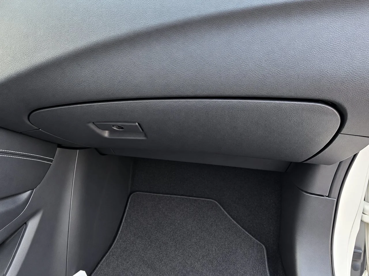 Used 2018 Pearl White Nissan SL image 33