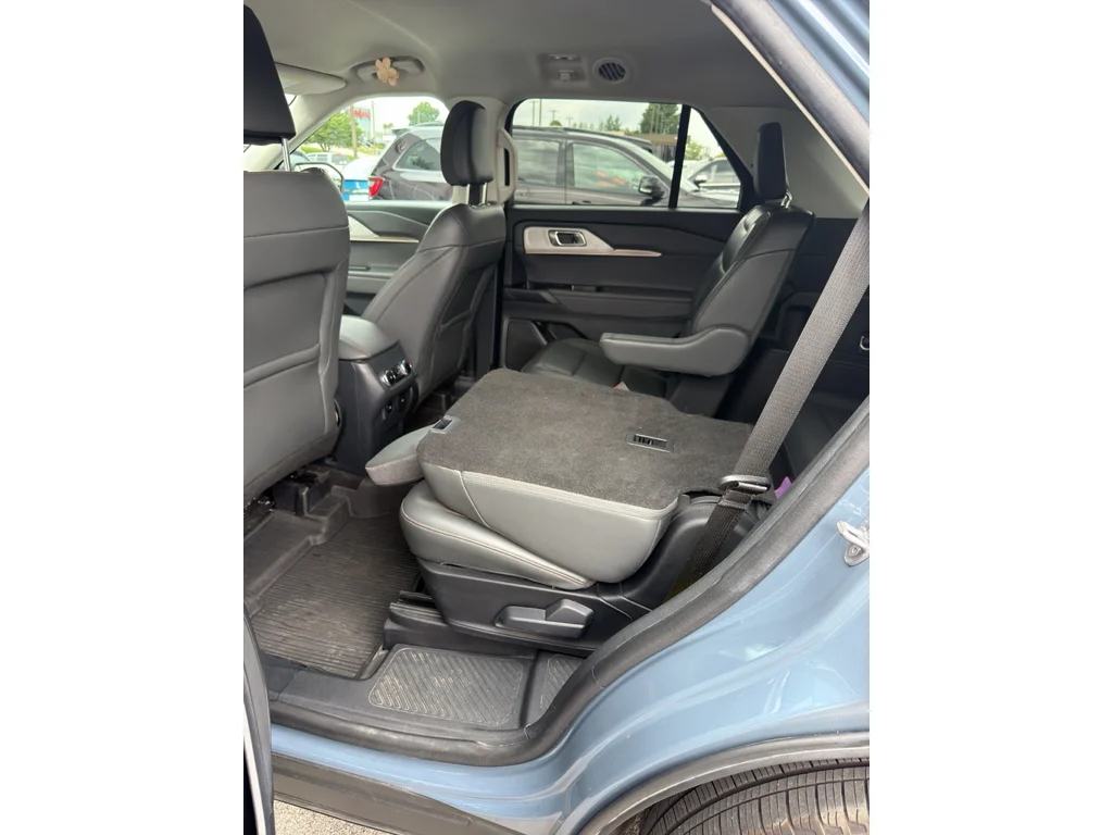Used 2025 Vapor Blue Metallic Ford Active image 8