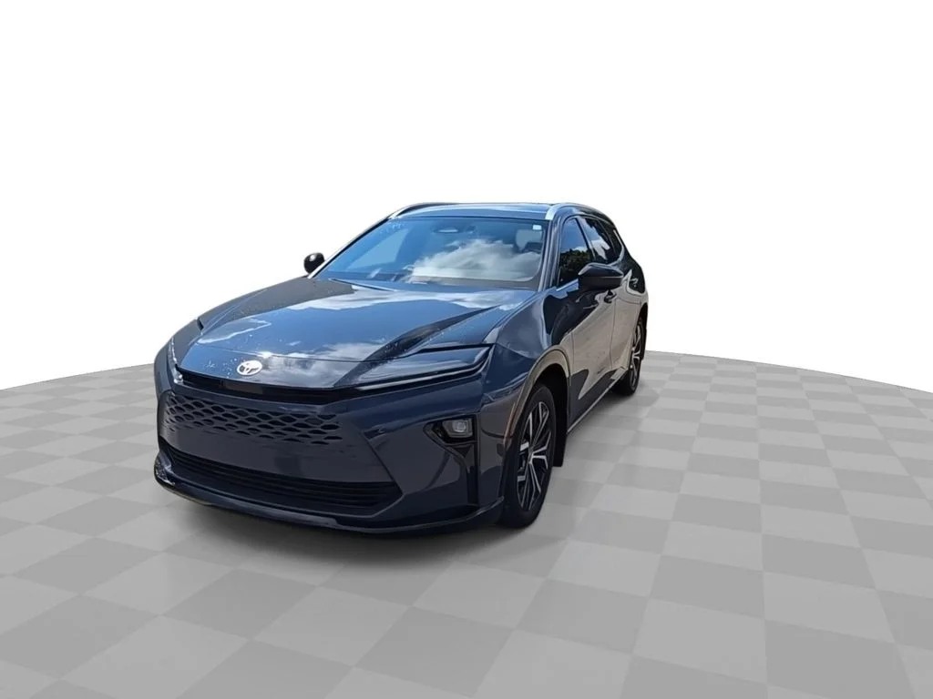 Used 2025 White Toyota XLE image 3