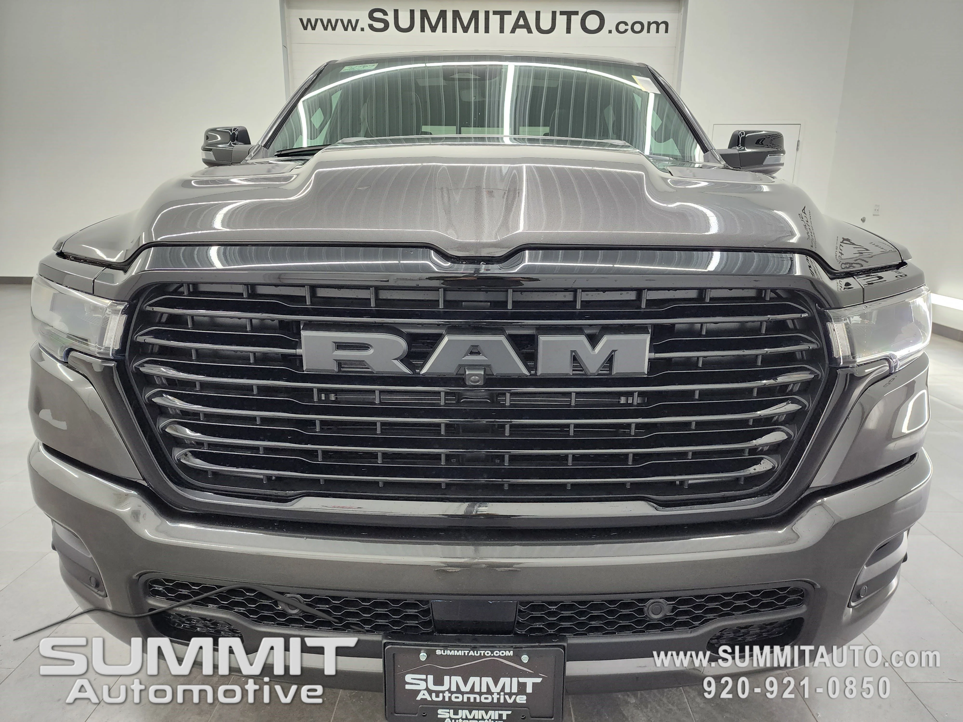 New 2026 Granite Crystal Metallic Clear-Coat Exterior Paint RAM Laramie image 25