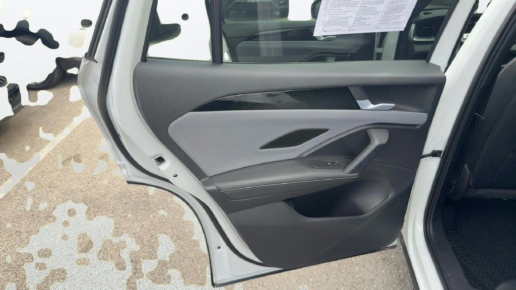 Used 2026 White/off-white Volkswagen SE R-Line Black image 18
