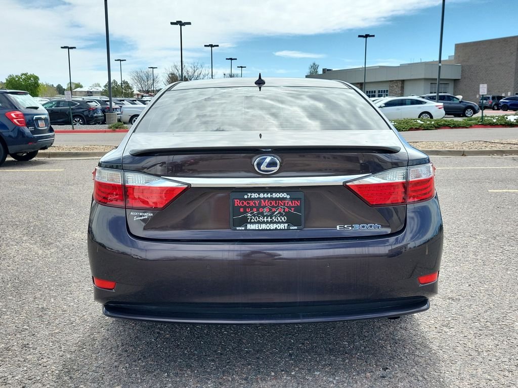Used 2013 Red Lexus 300h image 4