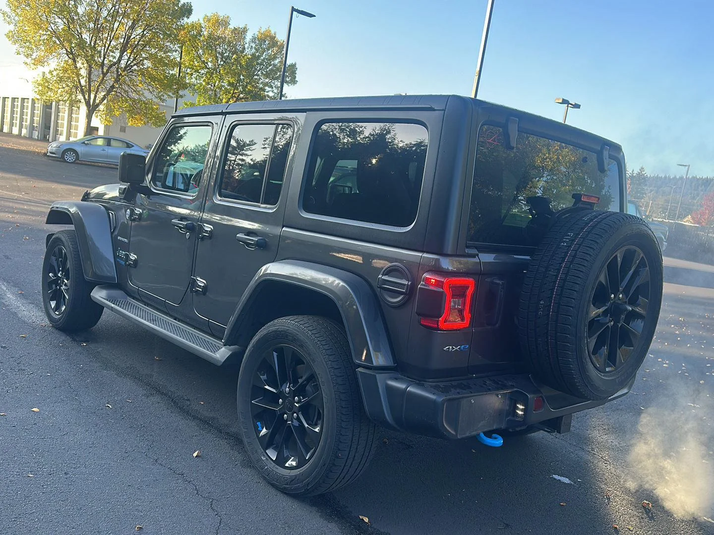 Used 2022 Granite Crystal Metallic Clearcoat Jeep Unlimited Sahara image 2
