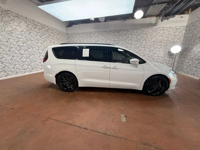 Used 2022 Bright White Clearcoat Chrysler Limited image 8