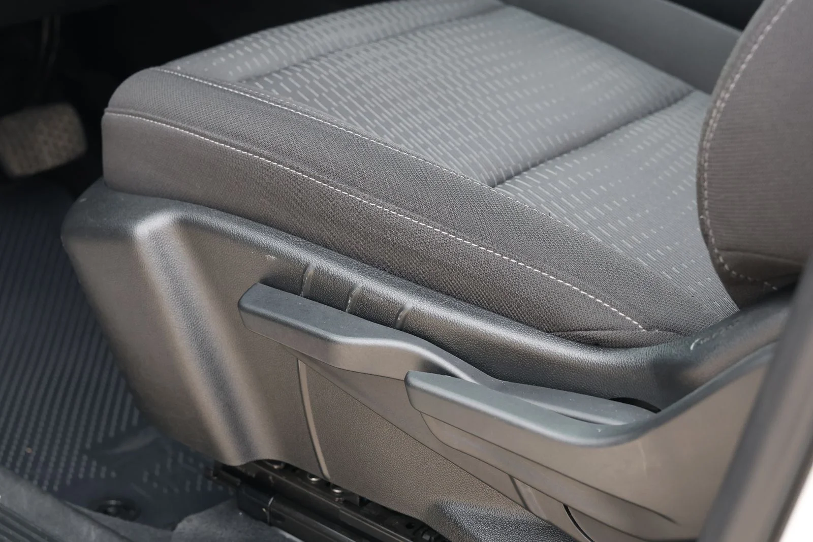 Used 2025 White Chevrolet LT image 28