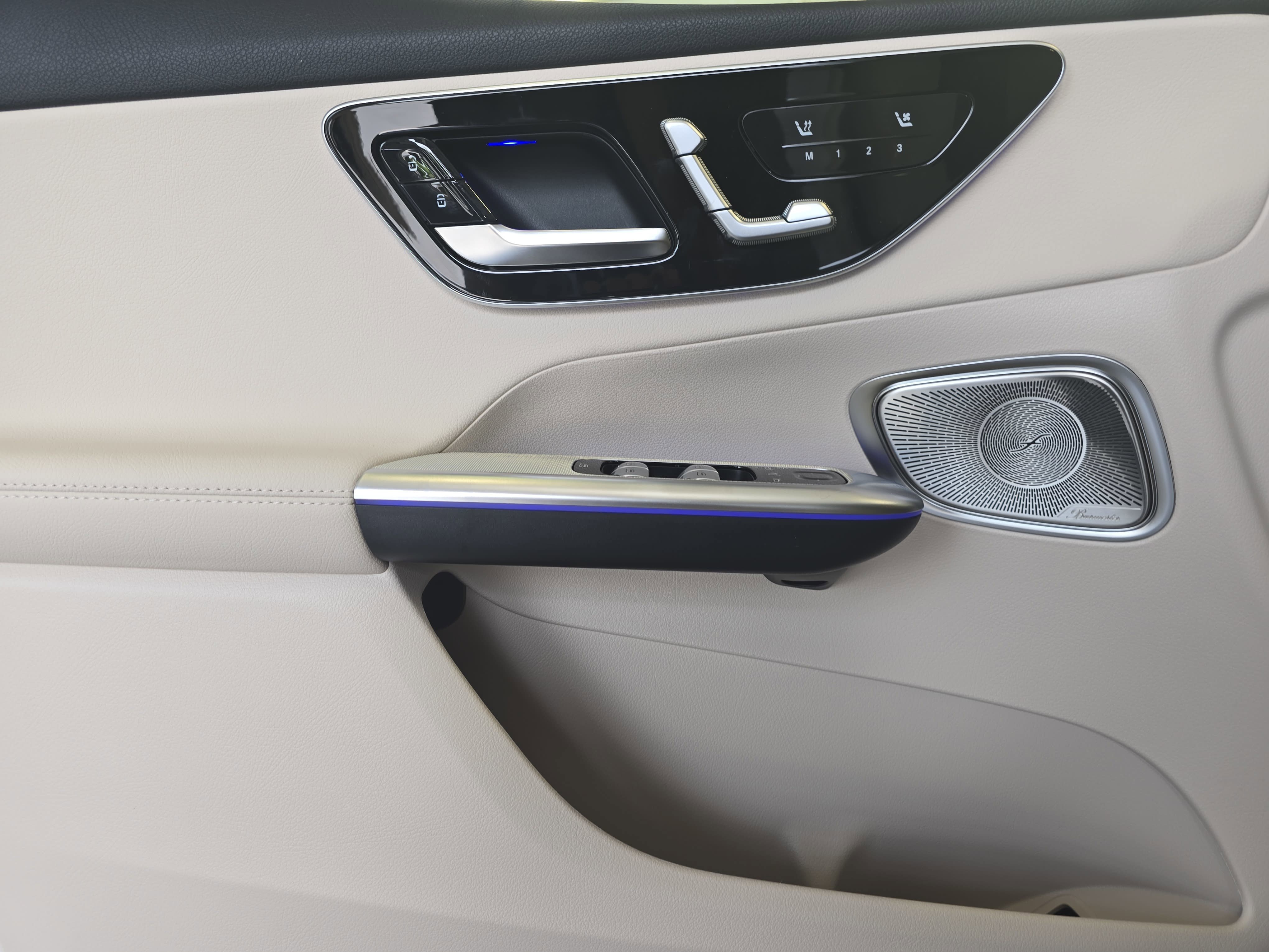 New 2026 MANUFAKTUR Moonlight White Metallic Mercedes-Benz GLC300 image 28