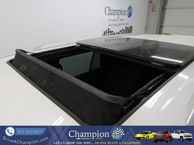 Used 2022 White Frost Tricoat GMC Denali image 4