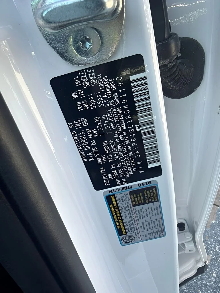 Used 2024 White Kia S image 30