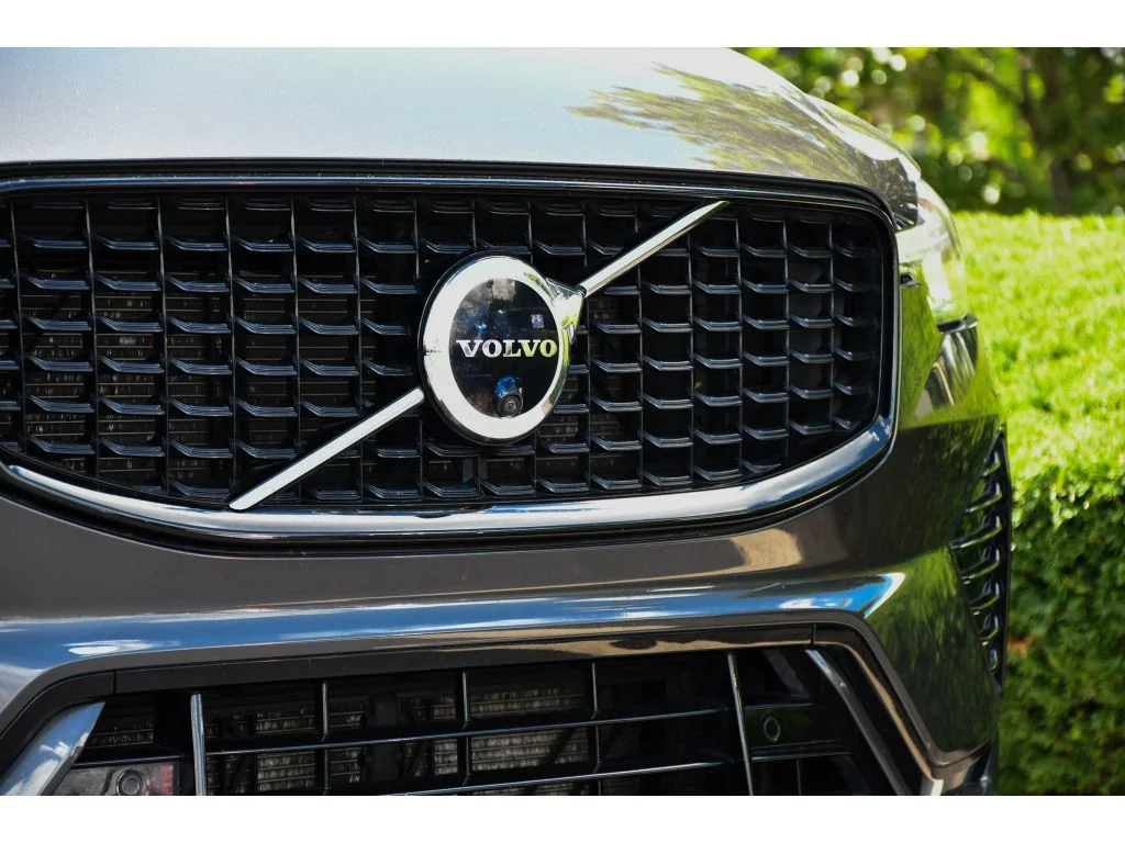 Used 2022 Platinum Grey Metallic Volvo R-Design image 10