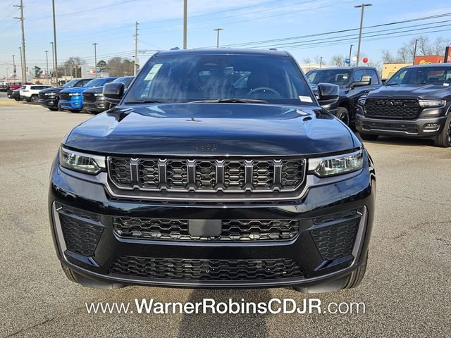 New 2026 Diamond Black Crystal Pearl-Coat Exterior Paint Jeep Altitude image 2