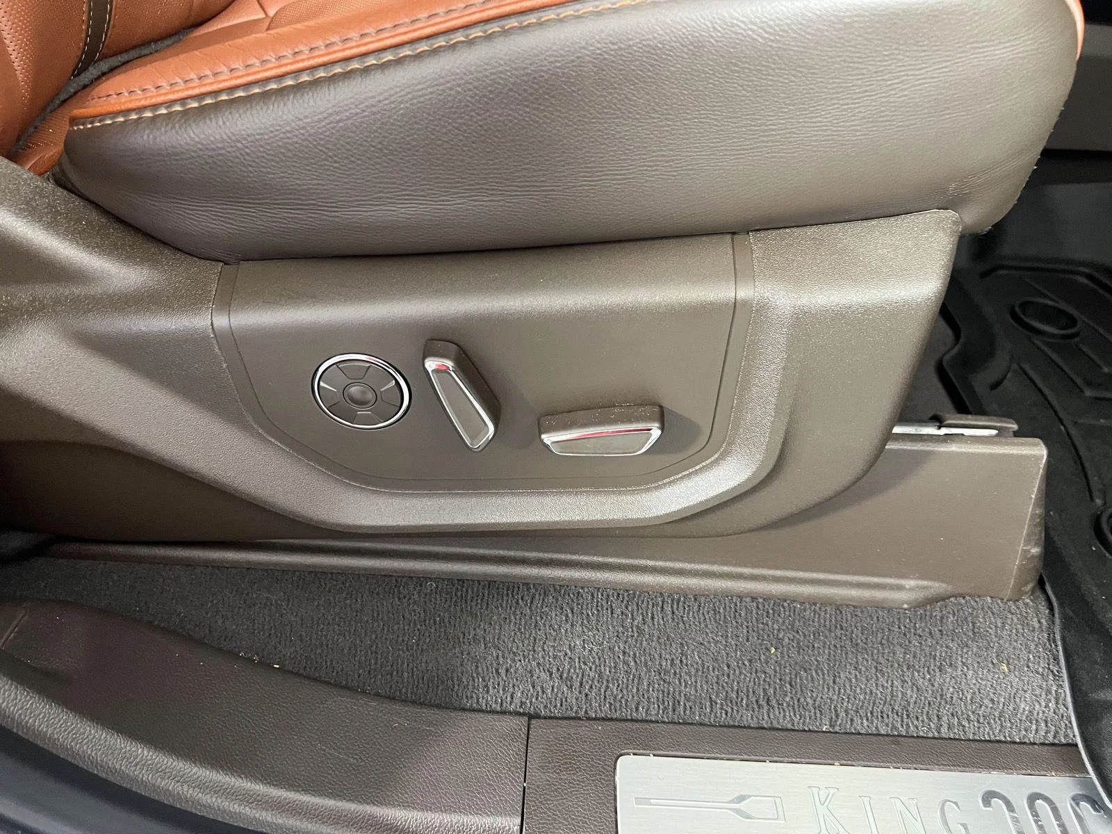 Used 2022 Wh Ford XL image 3
