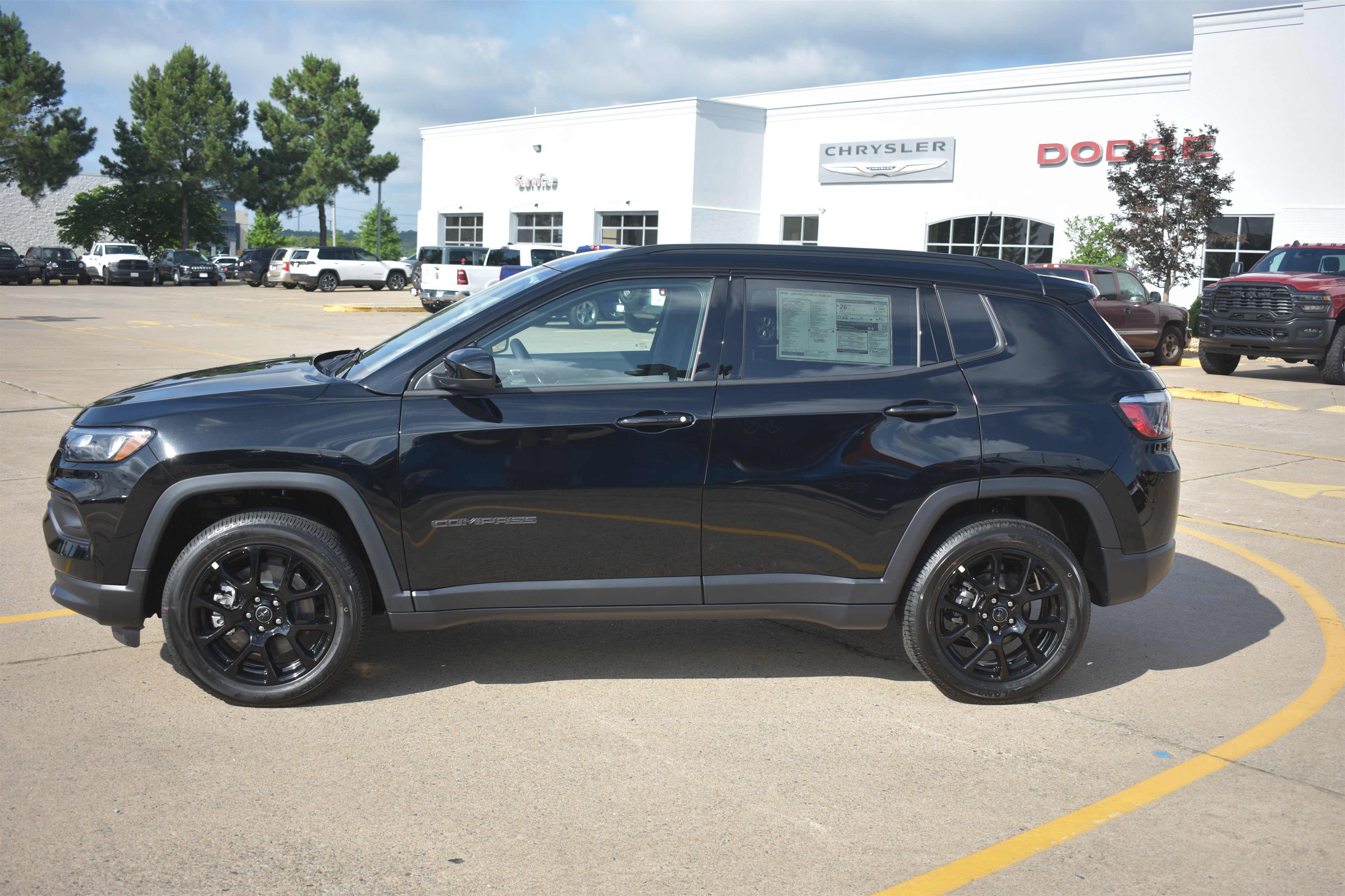 New 2026 Diamond Black Crystal Pearlcoat Jeep Latitude Altitude image 9