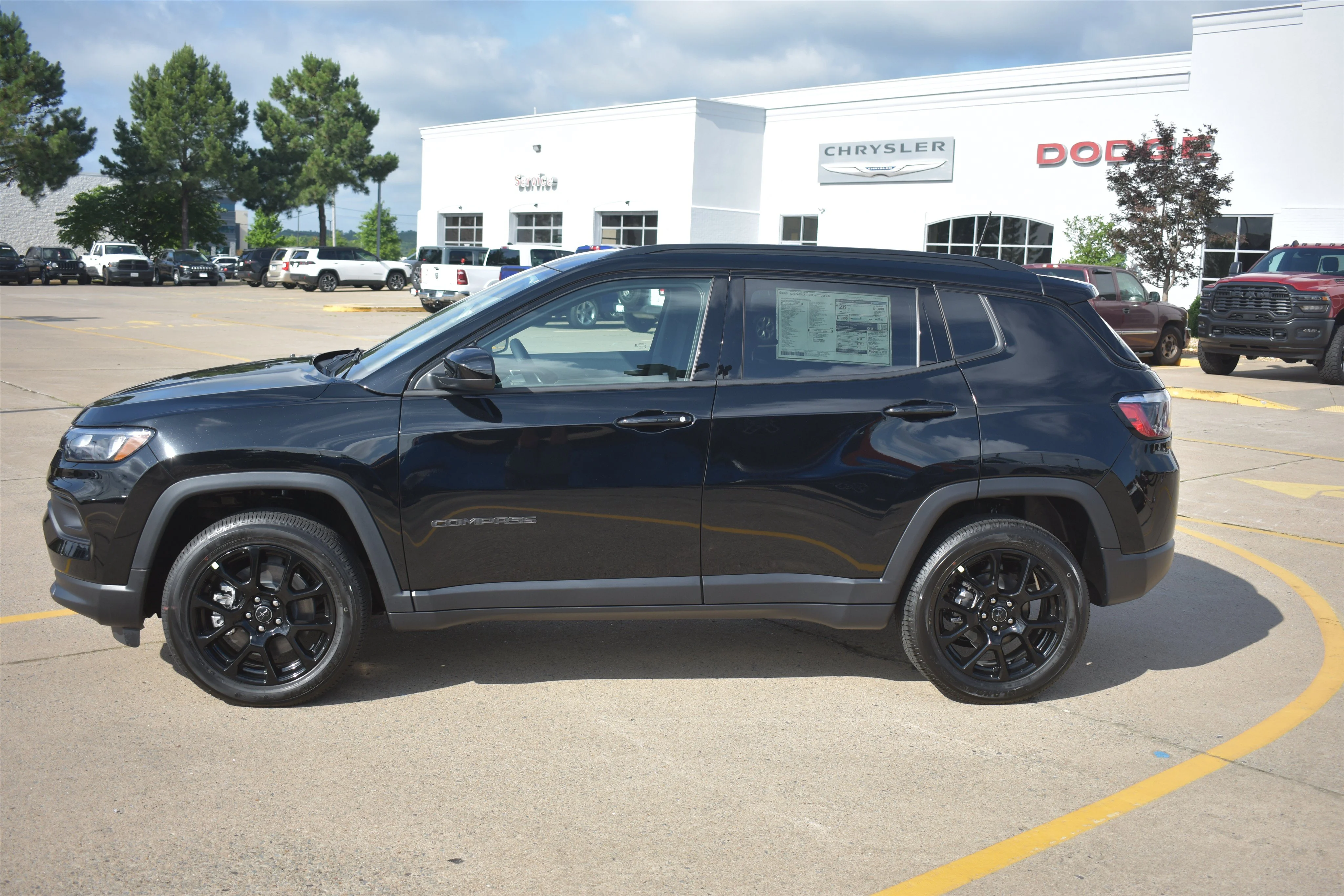 New 2026 Diamond Black Crystal Pearlcoat Jeep Latitude Altitude image 9