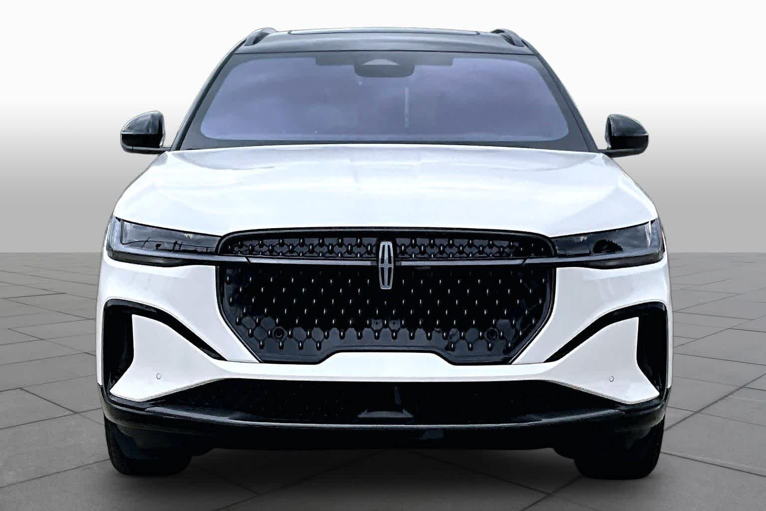 Used 2025 White Platinum Metallic Tri-Coat Lincoln Reserve image 4