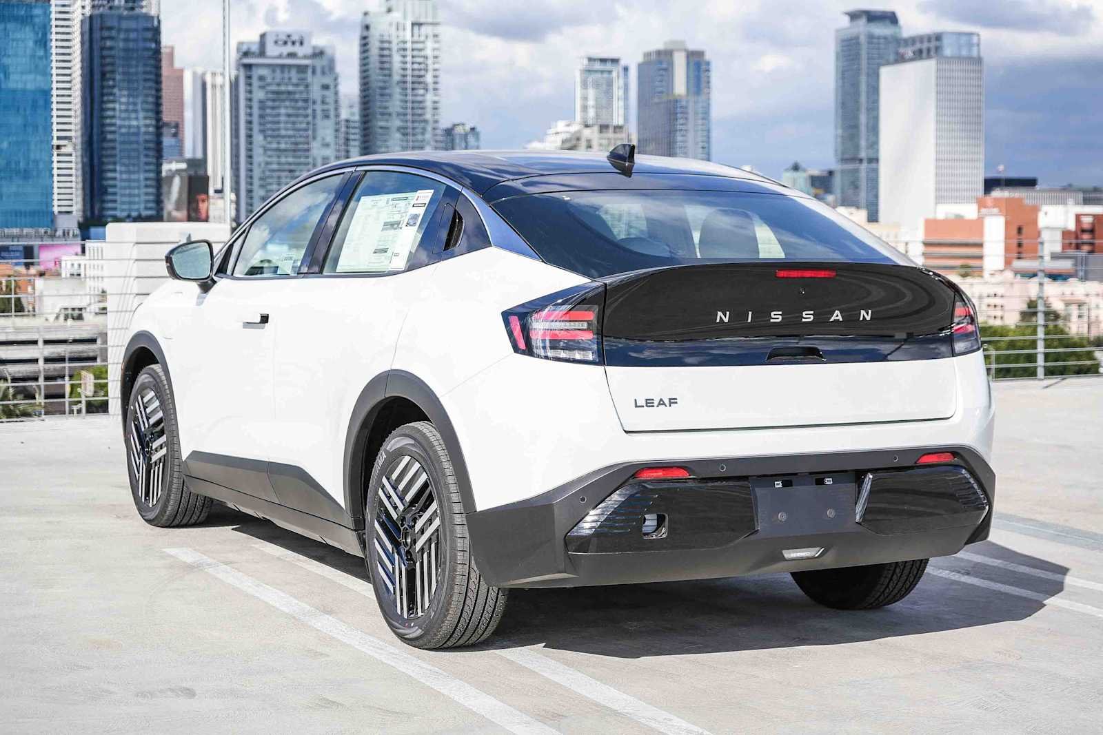 New 2026 Everest White Pearl TriCoat / Super Black Two-tone Nissan SV+ image 8