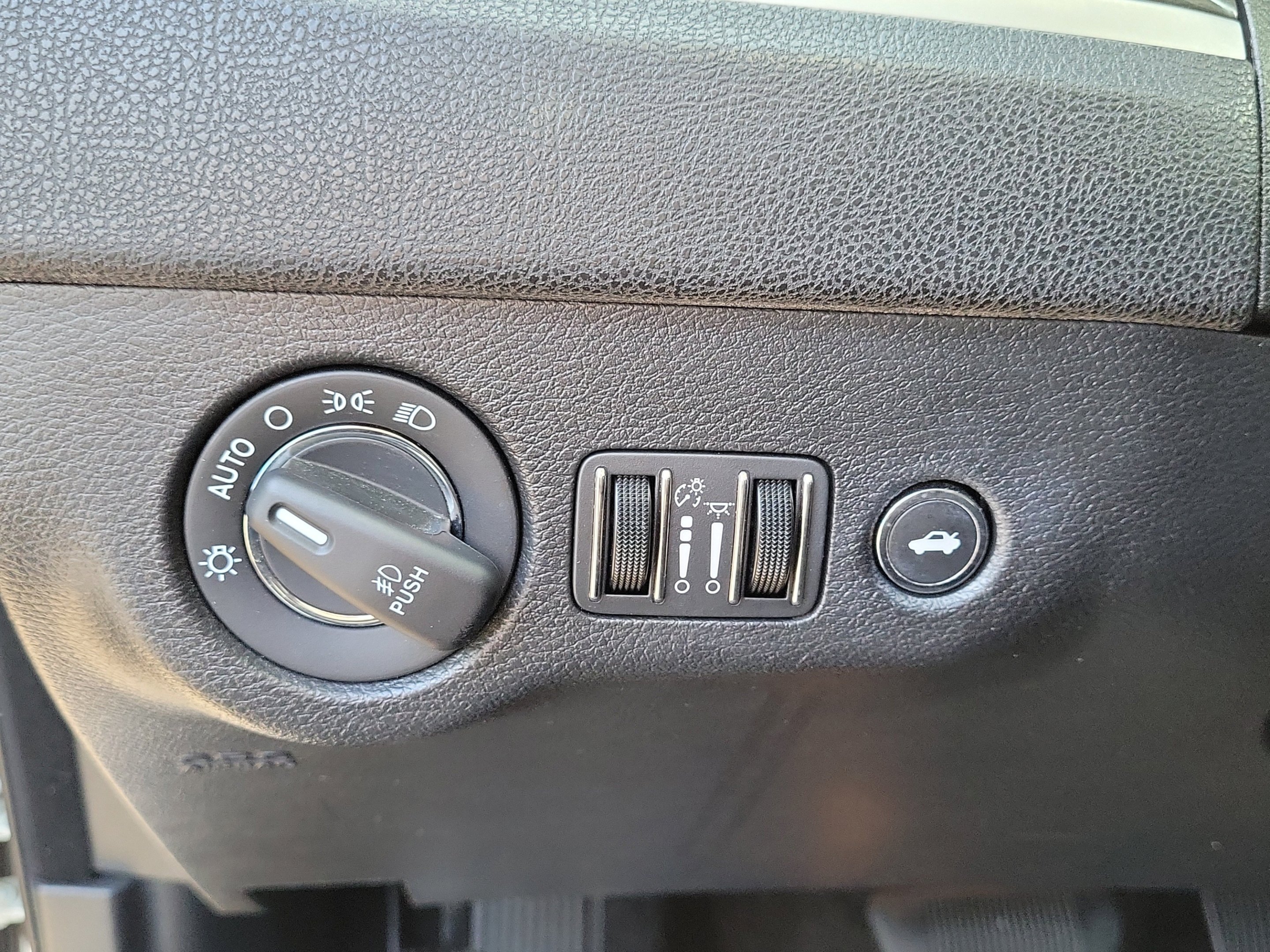 Used 2022 Bright White Clearcoat Chrysler Touring image 20