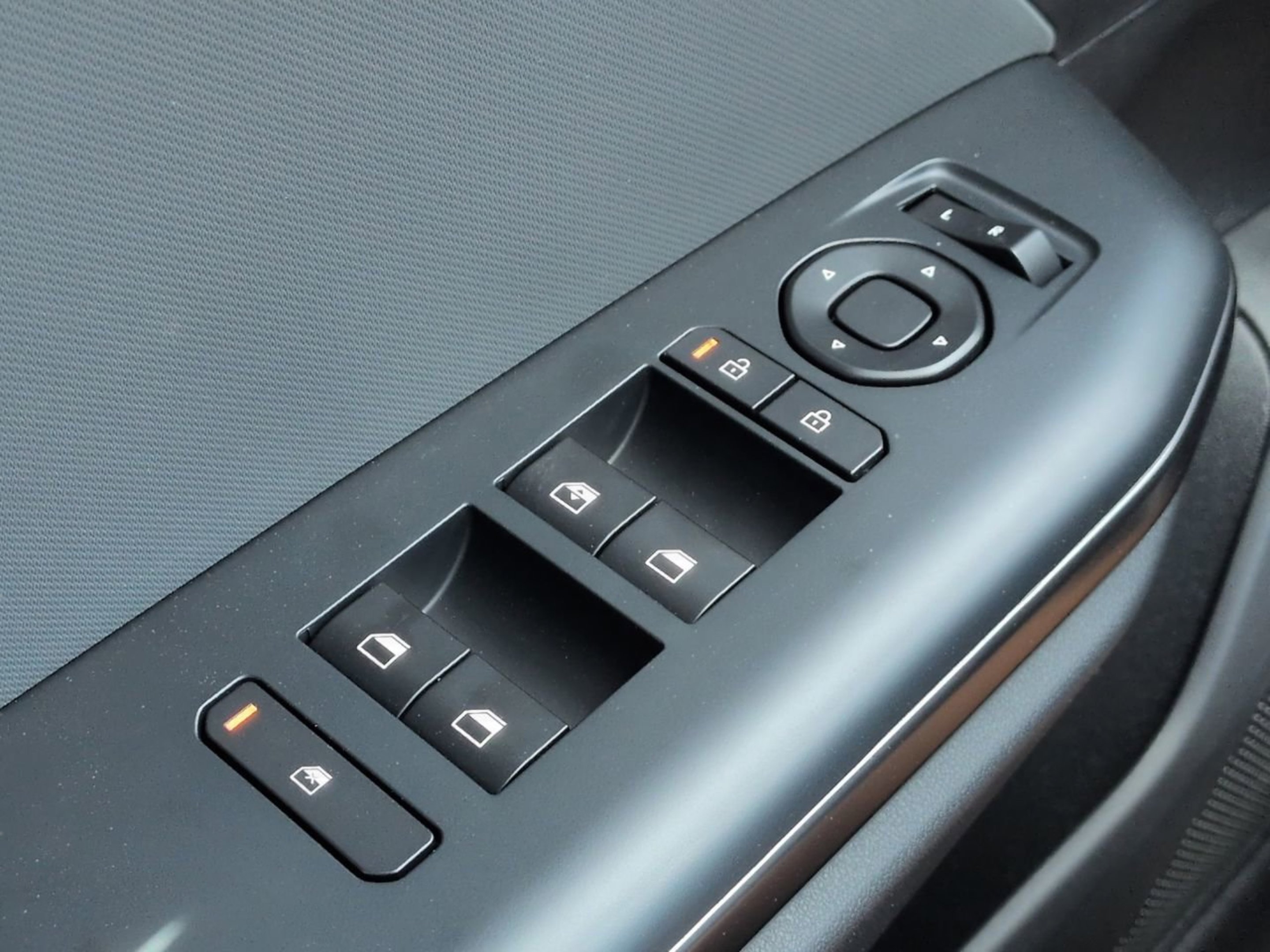New 2026 Snow White Pearl Kia LXS image 24
