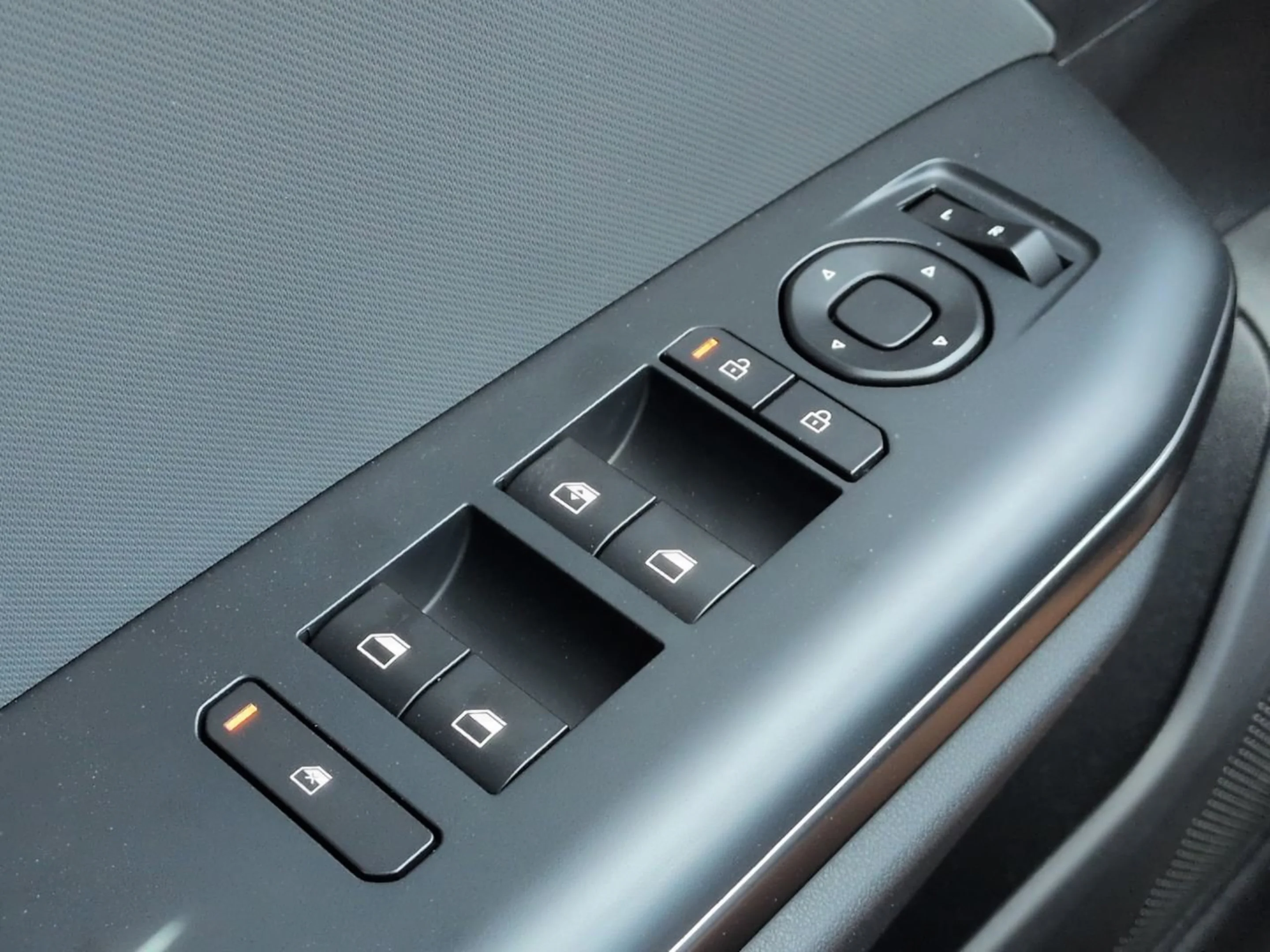 New 2026 Snow White Pearl Kia LXS image 24