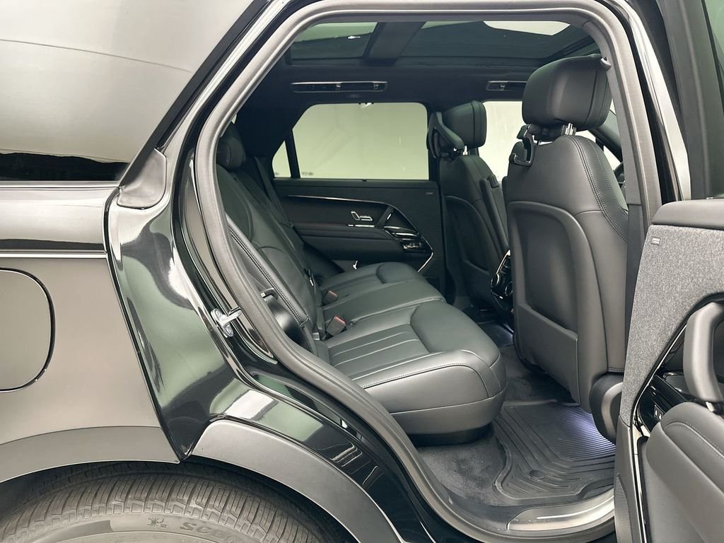New 2026 Santorini Black Land Rover Dynamic SE image 7