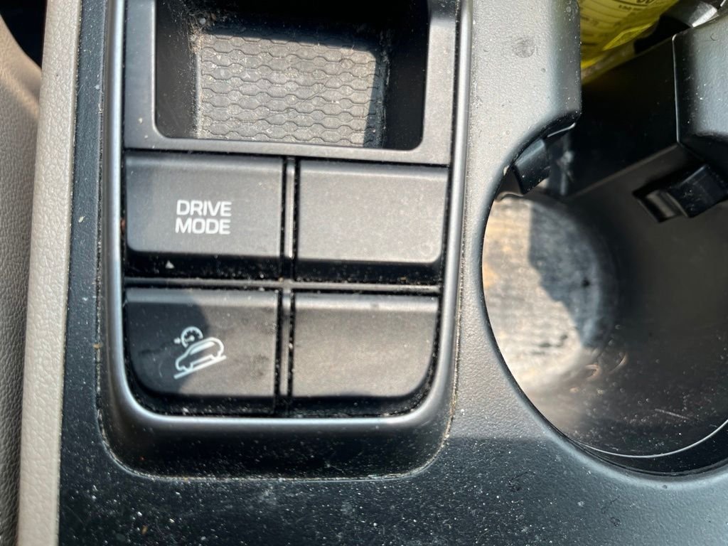 Used 2017 Black Hyundai SE Plus image 21