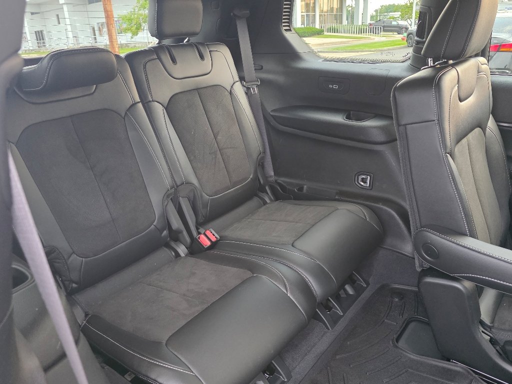 Certified Used 2023 Diamond Black Crystal Pearl Coat Jeep Altitude X image 27
