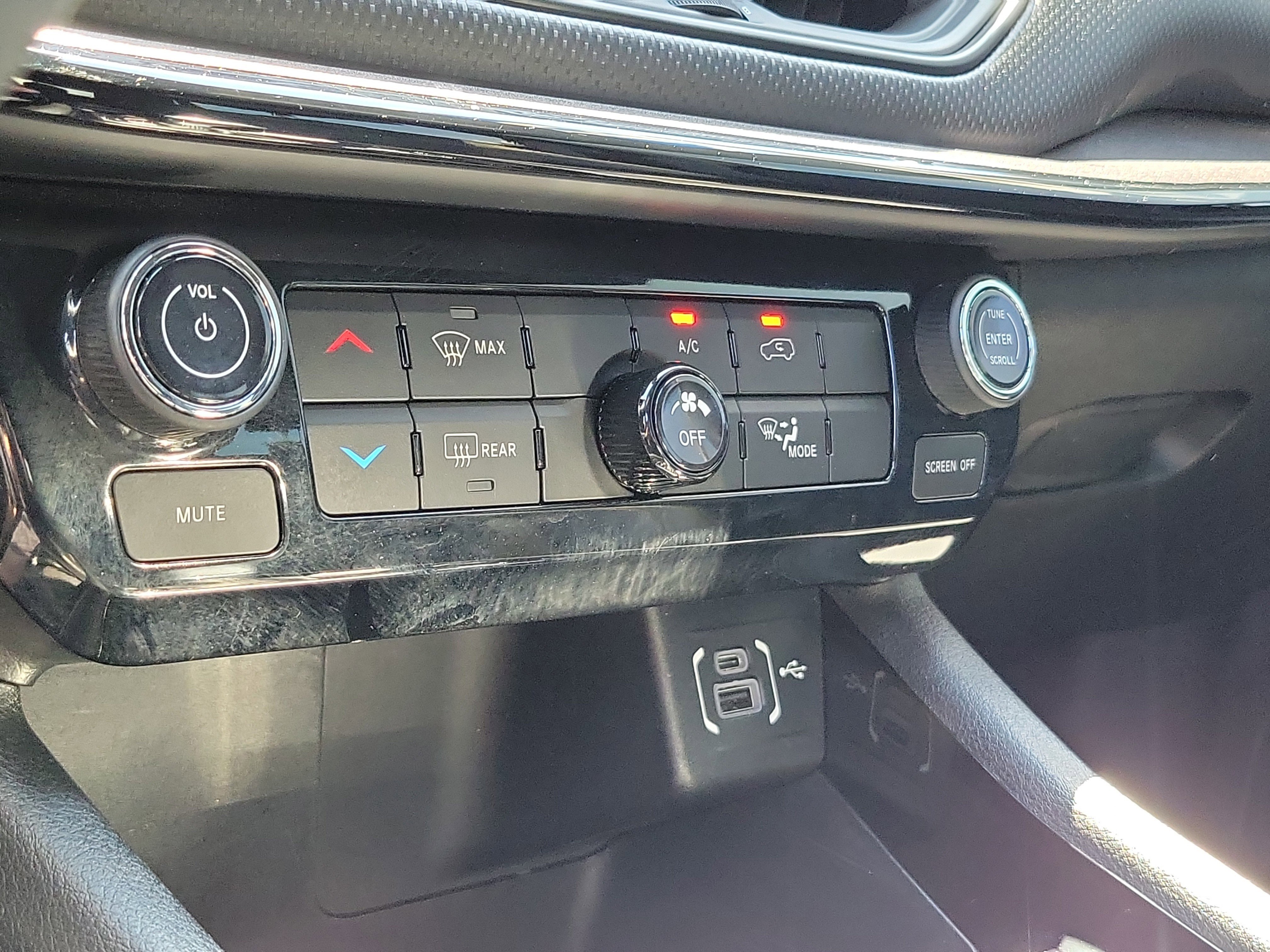 Used 2023 Granite Crystal Metallic Clearcoat Jeep Altitude image 23