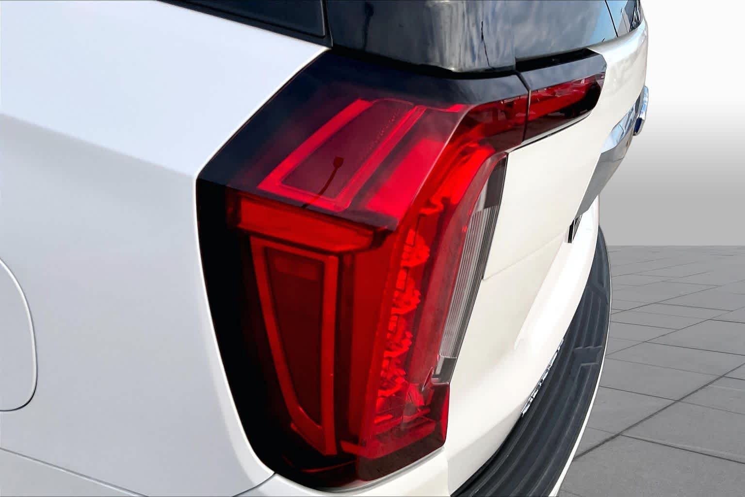 Used 2022 White Frost Tricoat GMC Denali image 28