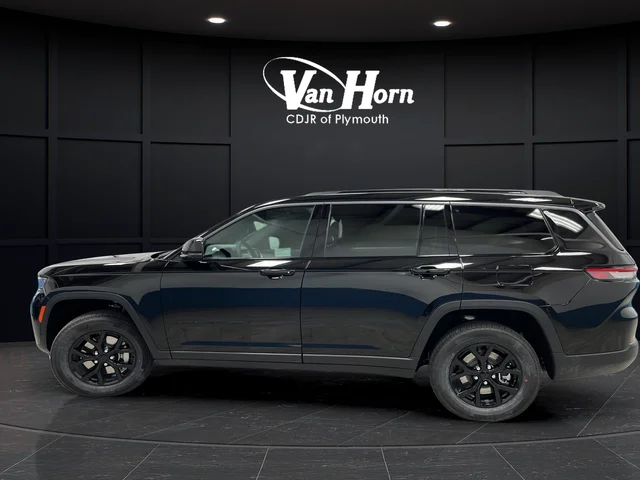 New 2026 Diamond Black Crystal Pearl-Coat Exterior Paint Jeep Laredo image 4