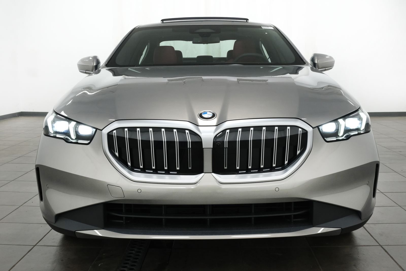New 2027 Oxide Grey Metallic BMW 540i xDrive image 7