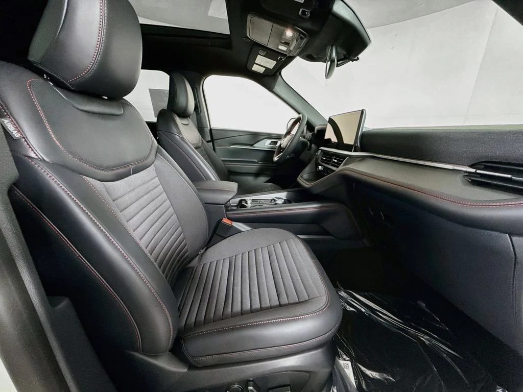 New 2026 Star White Metallic Tri-Coat Ford ST-Line image 31