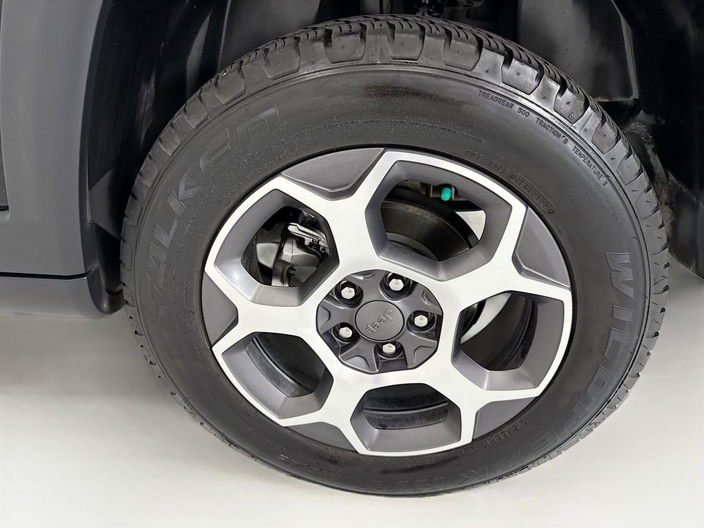Used 2022 Diamond Black Jeep Trailhawk image 30