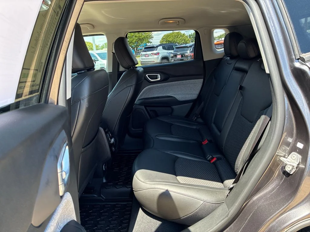 Used 2022 Gray Jeep Latitude image 28