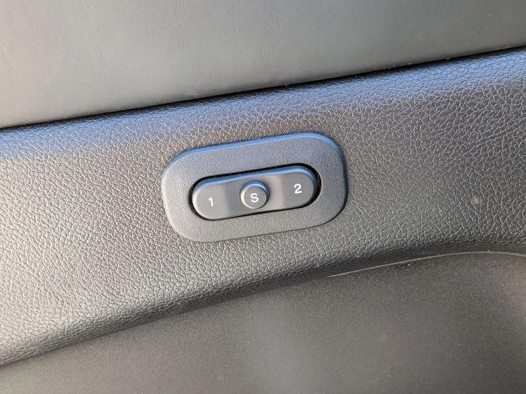 Used 2019 Blue Jeep Overland image 13